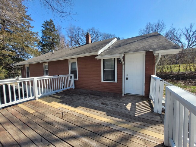 Building Photo - Four bedroom home on Indianola Ave with la...