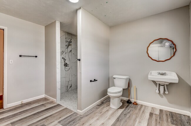 bathroom 1 - 27 Summit Cir