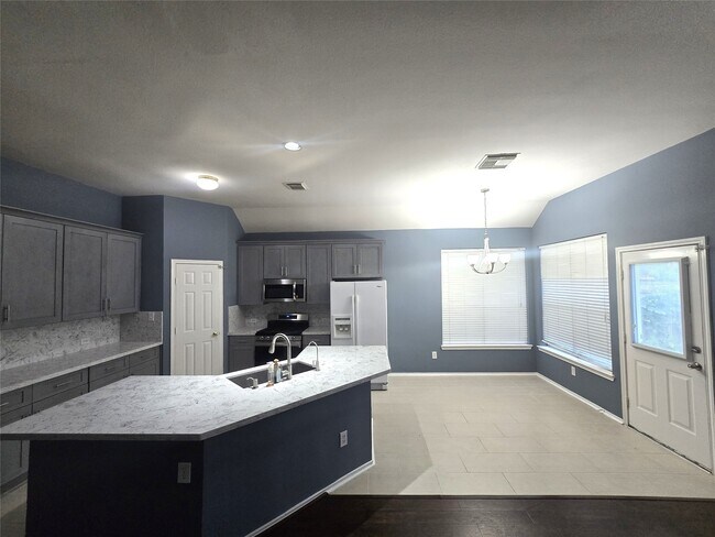 Building Photo - 15523 Clear Valley Dr