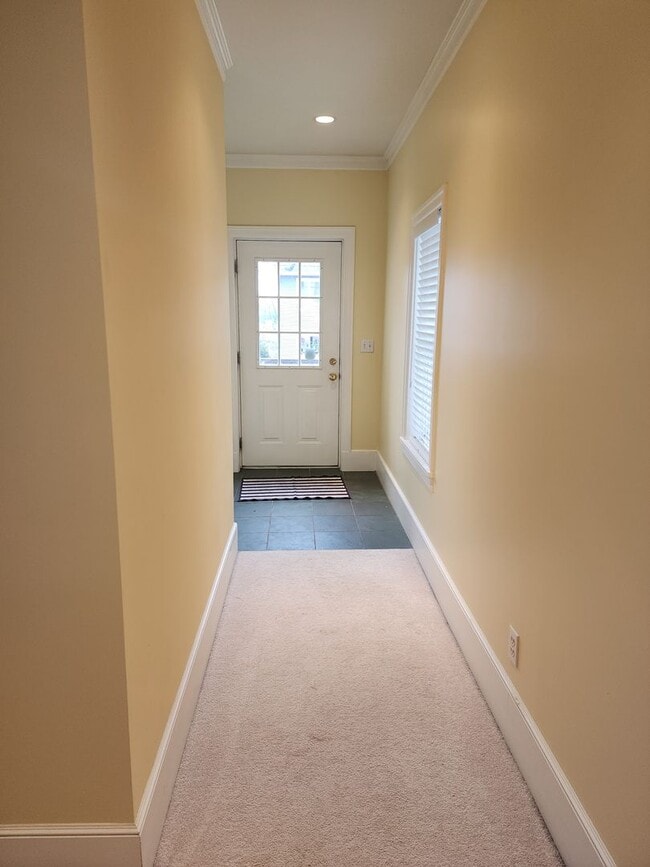 Building Photo - Spacious 3BR/3BA in Sought- After Queen Anne Location