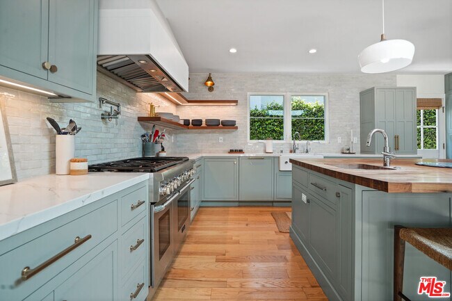 Building Photo - 215 S Medio Dr