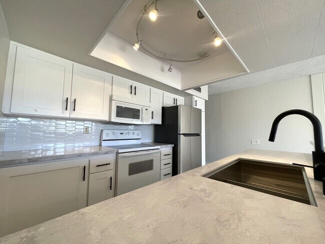 Building Photo - AVAILABLE NOW!!  1 Bedroom 1 Bathroom UPSTAIRS Apartment in Palm Springs!
