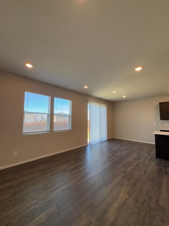 Building Photo - Spacious 4-Bedroom Home in a Great Neighbo...