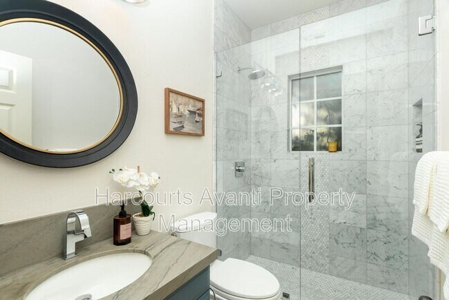 Building Photo - 409 N Cedros Ave