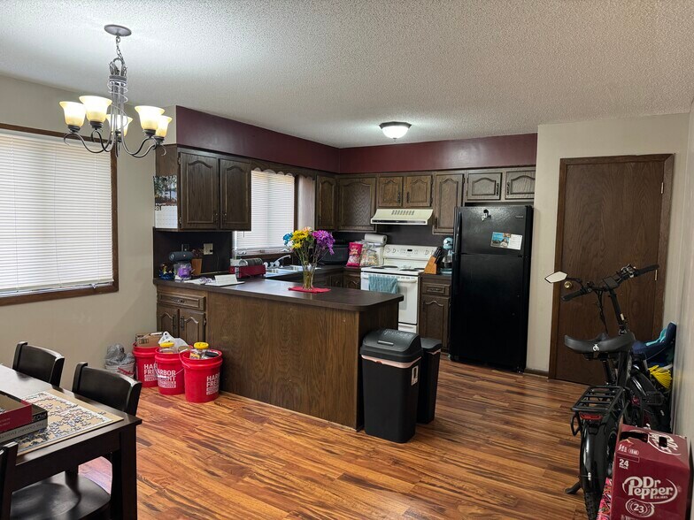 Building Photo - 422 Commodore Dr