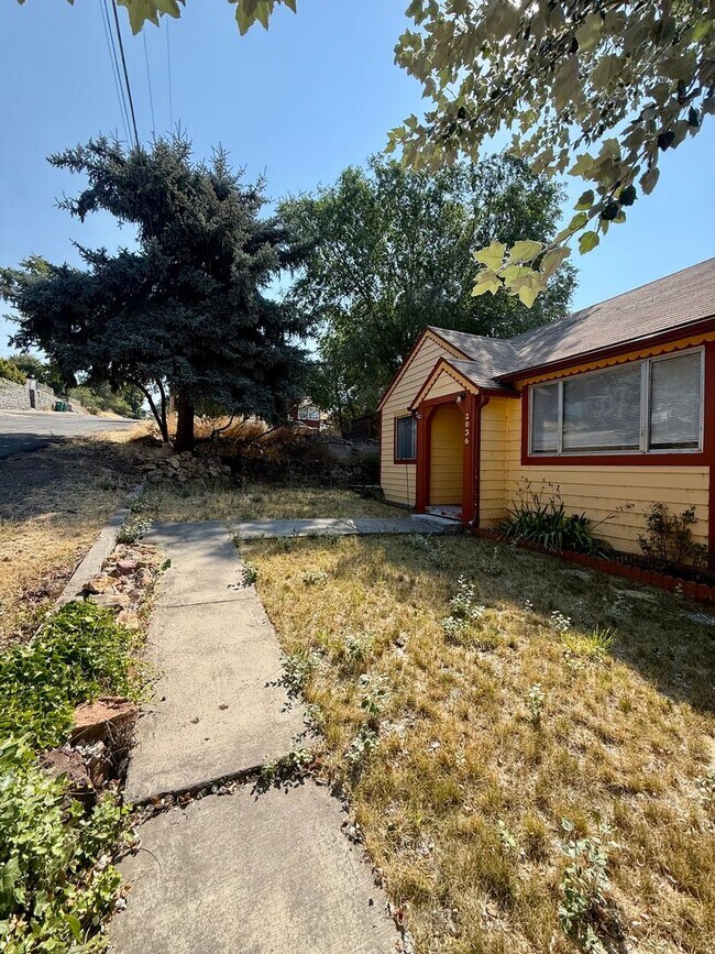 Building Photo - 2036 Lavey St