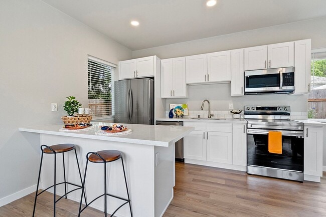 Building Photo - Spacious 4-Bedroom Home in South Capitol O...
