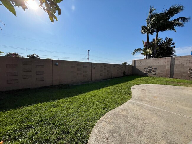 Building Photo - Lovely Home with 3 bedrooms, 2 bath plus o...