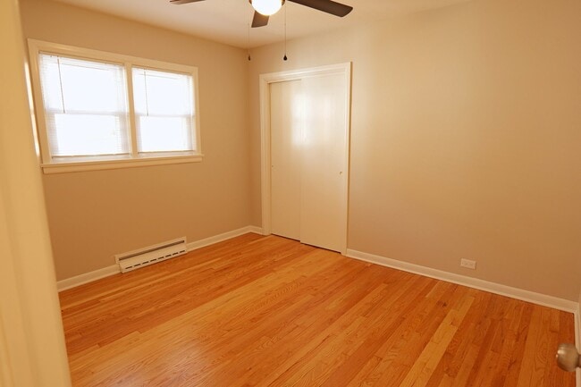 Building Photo - 5047 S Leclaire Ave