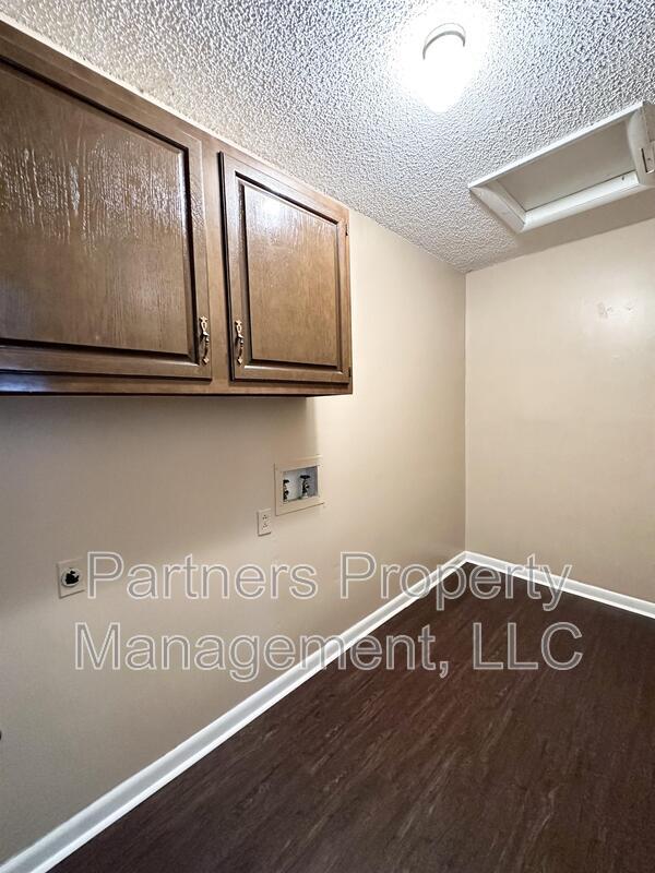 Building Photo - 105 Pine Ave