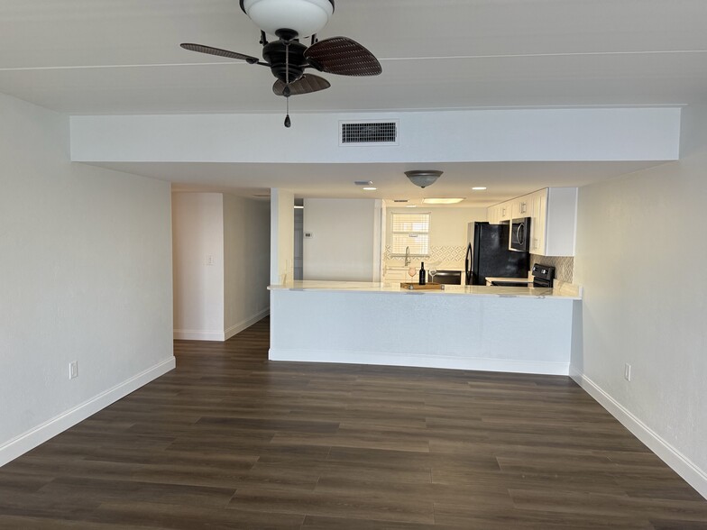 Building Photo - 3131 S Ridgewood Ave