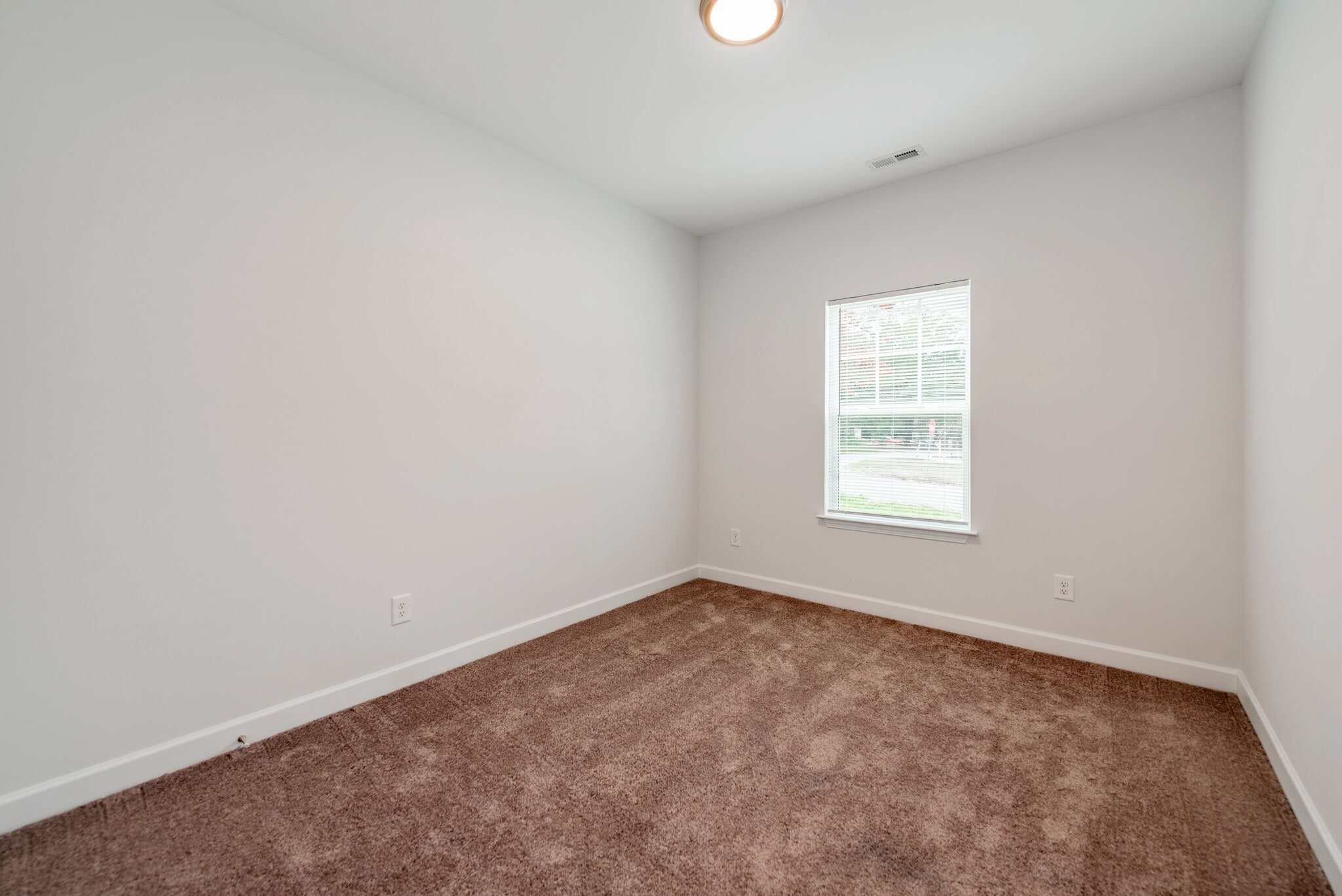 Building Photo - 922 W Davidson Ave