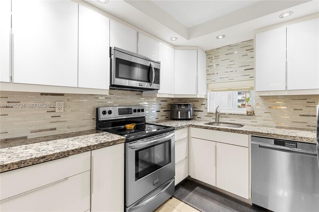 Building Photo - 9200 N Hollybrook Lake Dr