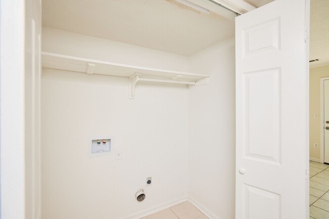 Building Photo - 2BR/2.5BA Townhome Gem with Fenced Yard, Fireplace & Bay Windows