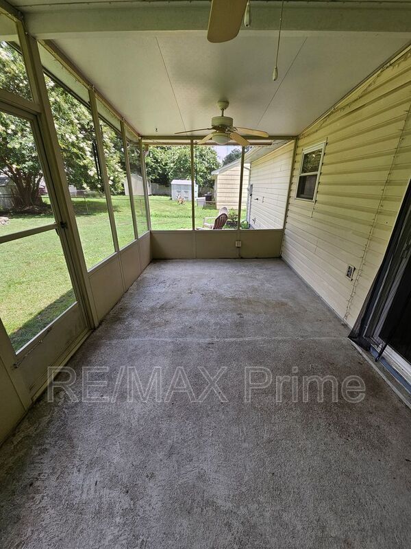 Building Photo - 3413 Newport Dr