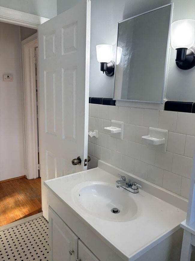 Building Photo - 2 Bedroom | 1 Bathroom Home – Downtown Charleston - Available NOW! Short term lease!