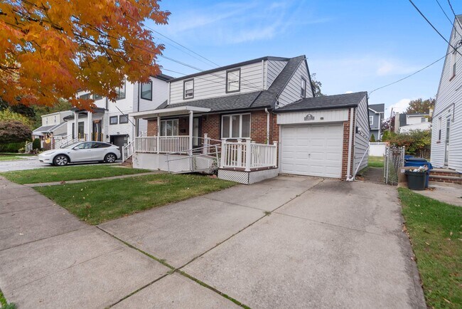 Building Photo - 689 2nd St