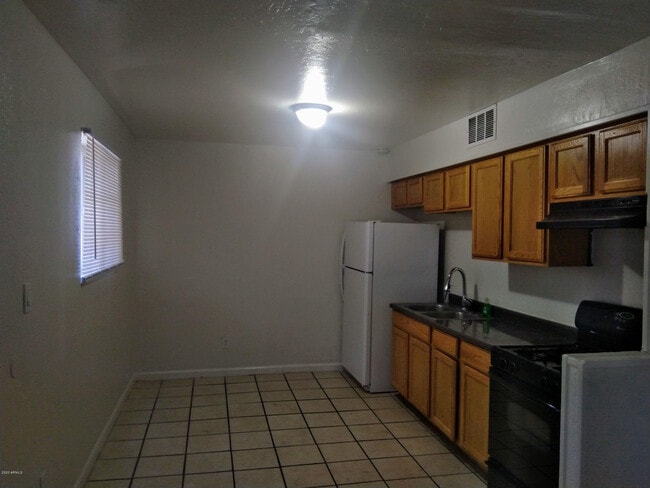 Building Photo - 2133 W Adams St
