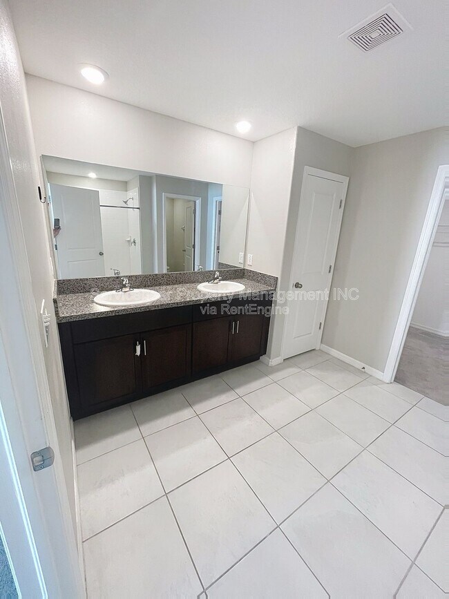 Building Photo - 10344 Alder Green Dr