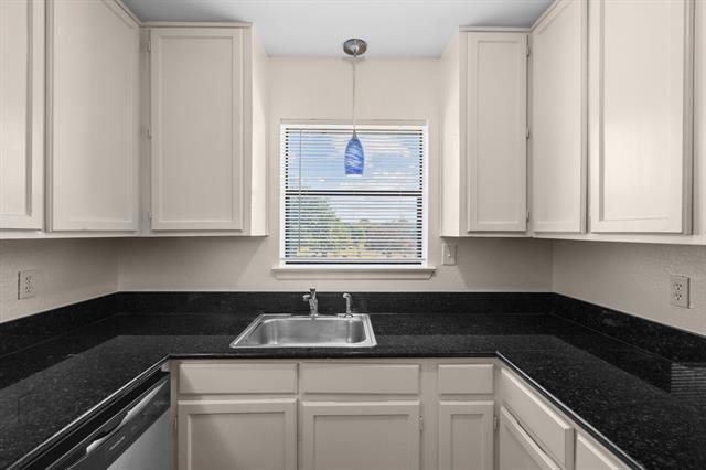 Building Photo - 320 E 4th St