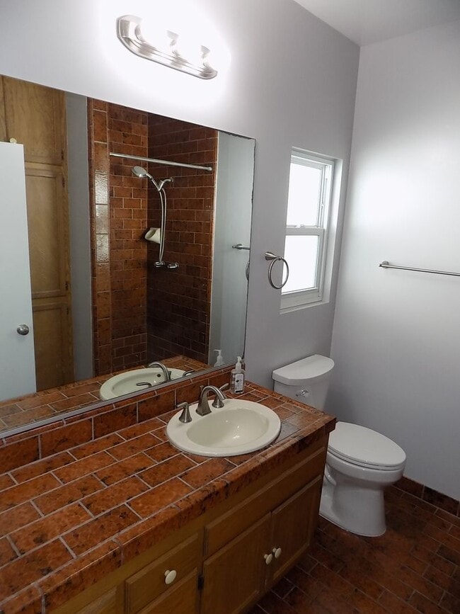 Building Photo - 3 Bedroom/2 Bathroom Craftsman | Master wi...