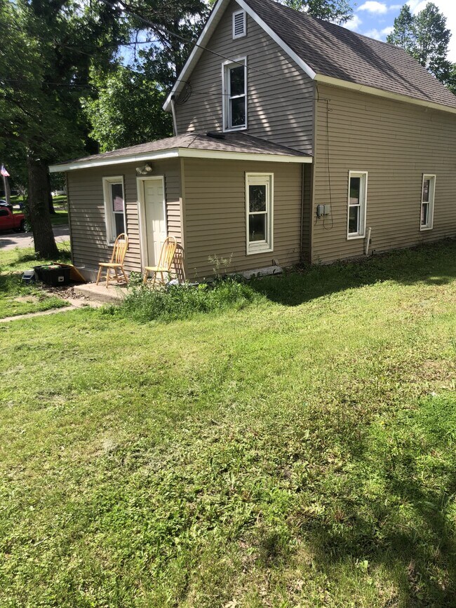 Building Photo - 729 W Cavour Ave