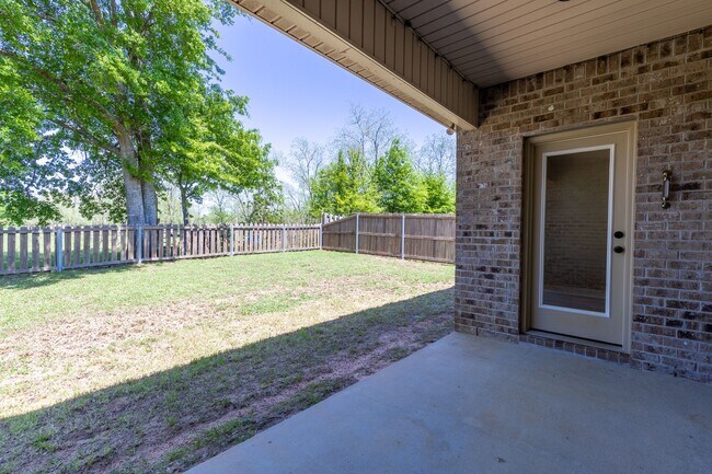 Building Photo - 3 Bedrooms / 2 Bathrooms in Silverhill! Mid-August