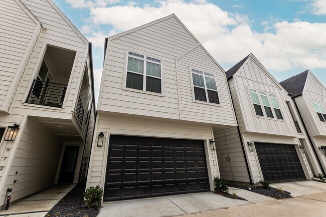 Building Photo - 5725 White Magnolia St.