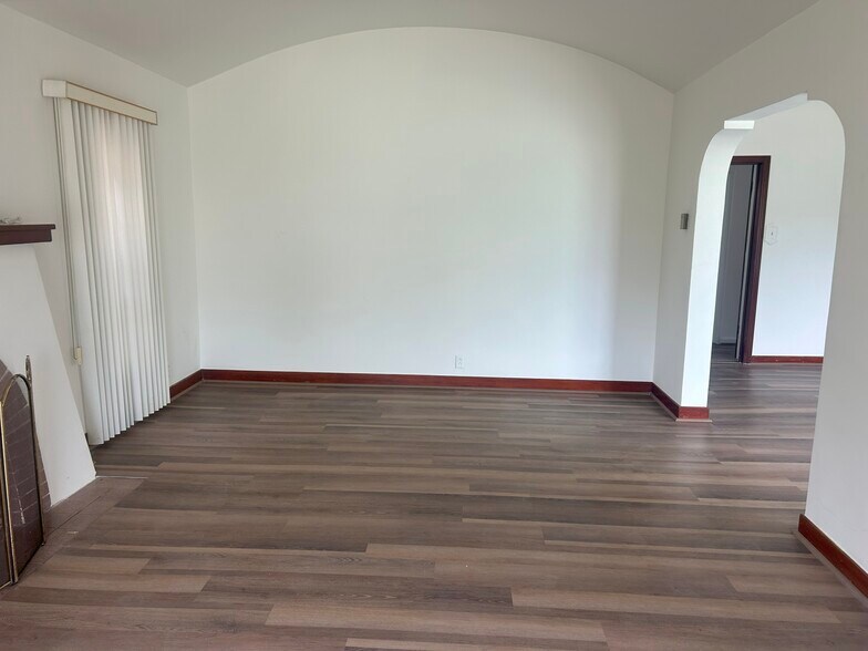 Family Room East - 643 Manchester Ter