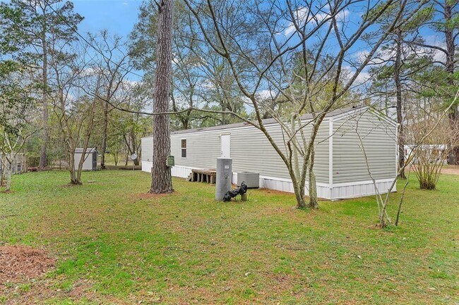 Building Photo - 8916 Lakeside Dr