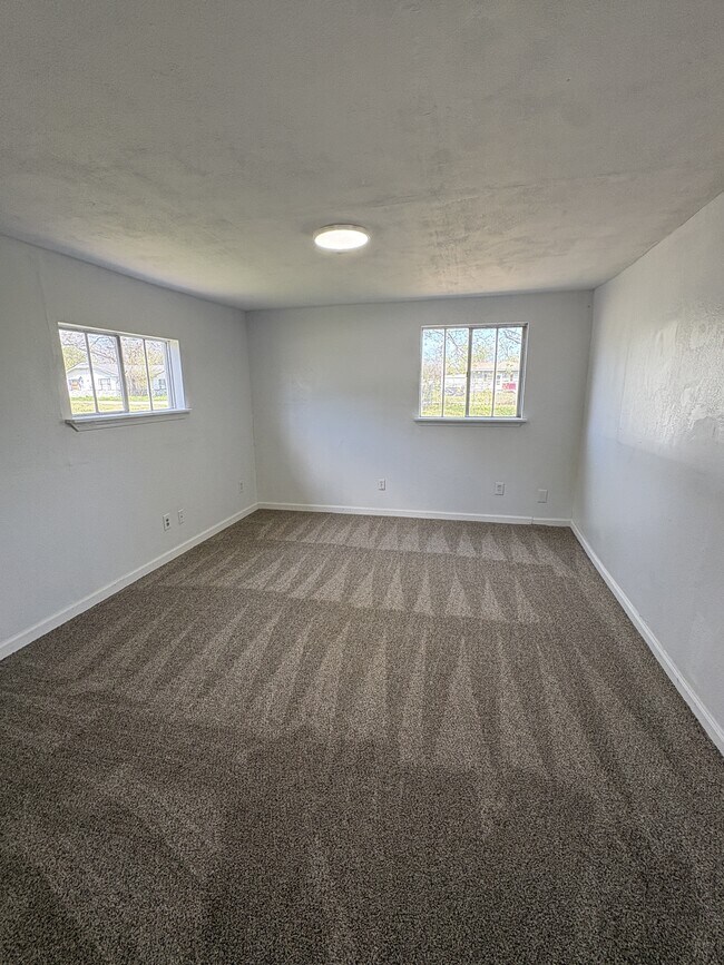 Building Photo - 730 W 8th St