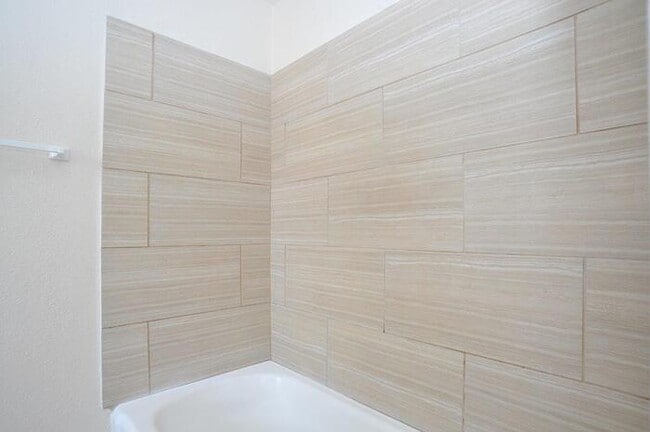 Building Photo - Cntrally Located 4 bedroom home