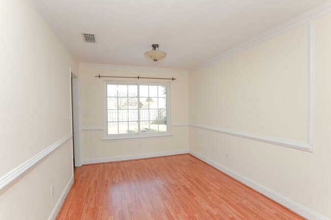 Building Photo - Spacious 4BR Home with a Fenced Yard & Jetted Tub