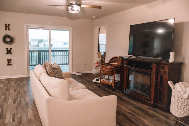 Building Photo - 228 Lockwood Way E