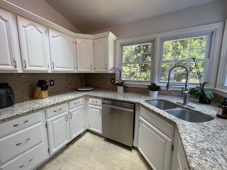 Building Photo - 6502 Summerton Way