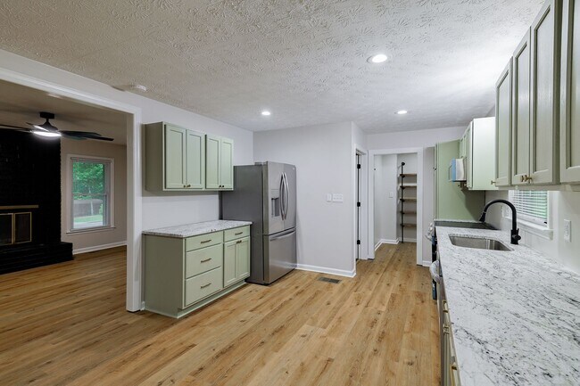 Building Photo - Newly Renovated East Side Home!