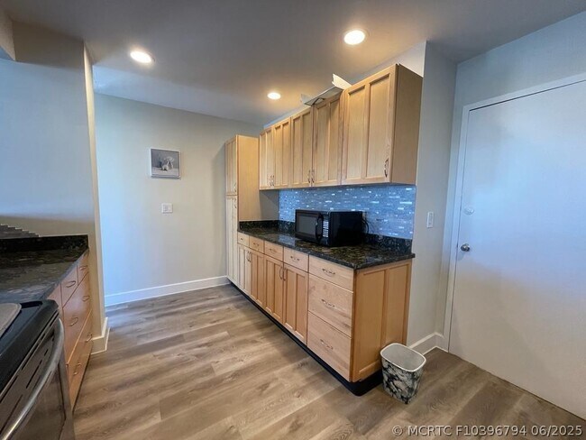 Building Photo - 401 Golden Isles Dr