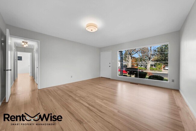 Building Photo - Present PM-Midtown Palo Alto Beauty-New Floors-Remodeled Bathrooms-Big Yard
