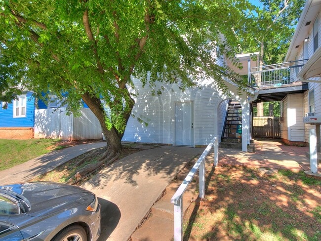 Building Photo - Newly Remodeled 2 Bed, 1 Bath Apt in Near The Paseo *MOVE IN SPECIAL!!