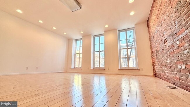 Building Photo - 136 N 3rd St