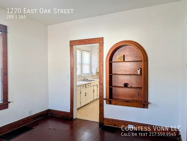 Building Photo - 1220 E Oak St