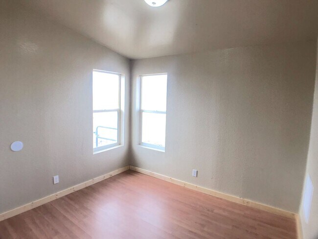 Building Photo - 4 bedroom home in Moriarty. Country Living! Close to I-40.