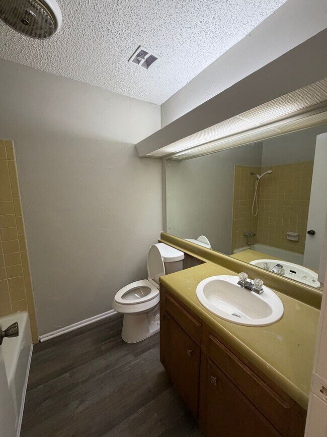 Building Photo - Lovely Single Story 3 Bedroom 2 Bath w/ easy access to Lackland AFB, Sea World, & Shopping