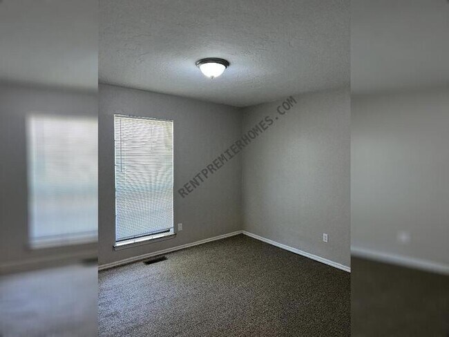 Building Photo - 9513 S Ross Ave