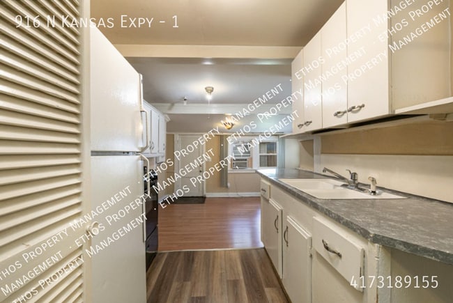 Building Photo - 916 N Kansas Expy