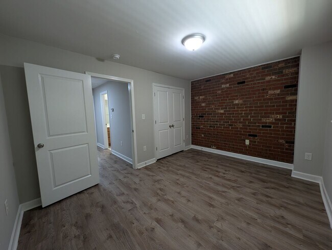 Building Photo - Cozy condo located in the Williamsburg on Commonwealth community minutes from Plaza Midwood!