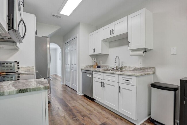 Building Photo - 3 bedroom 2.5 bath with bonus room in Lega...