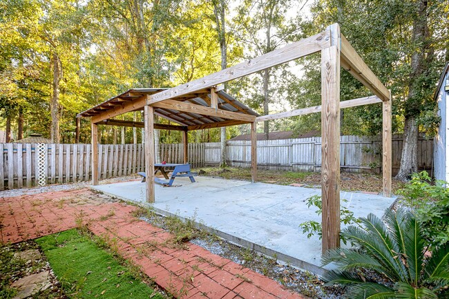 Building Photo - Adorable Home with fenced in backyard!