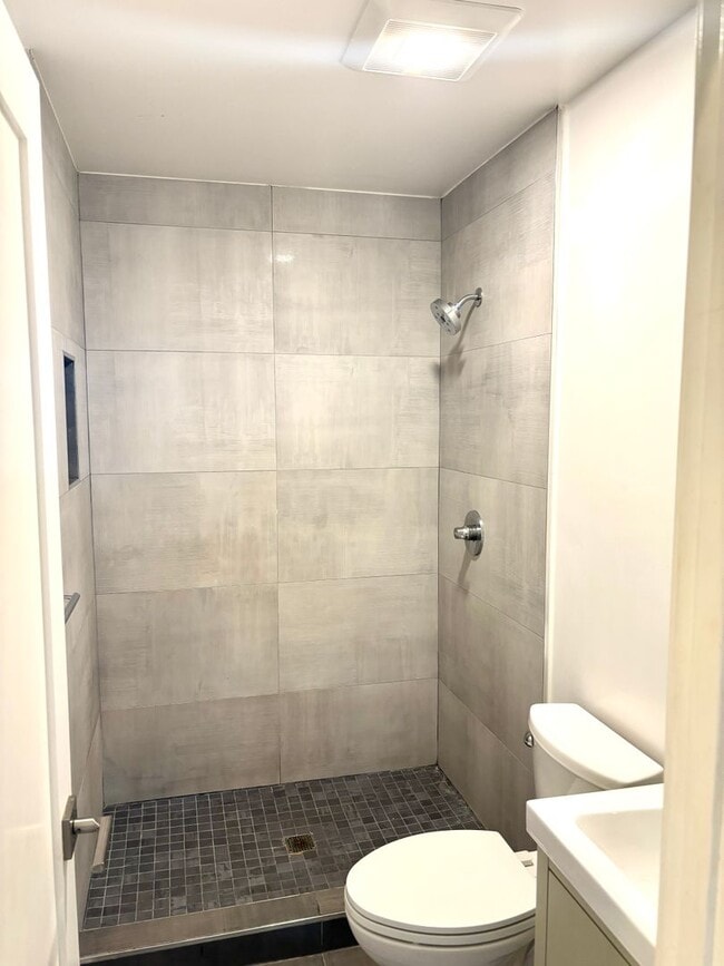 Building Photo - Perfect private room in the heart of Bernal Heights!