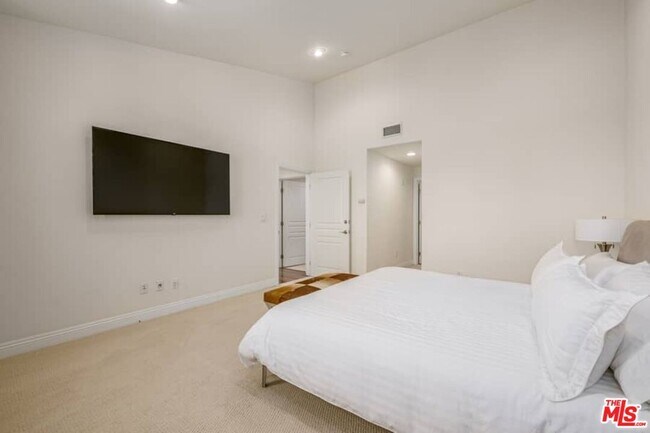 Building Photo - 10617 Eastborne Ave